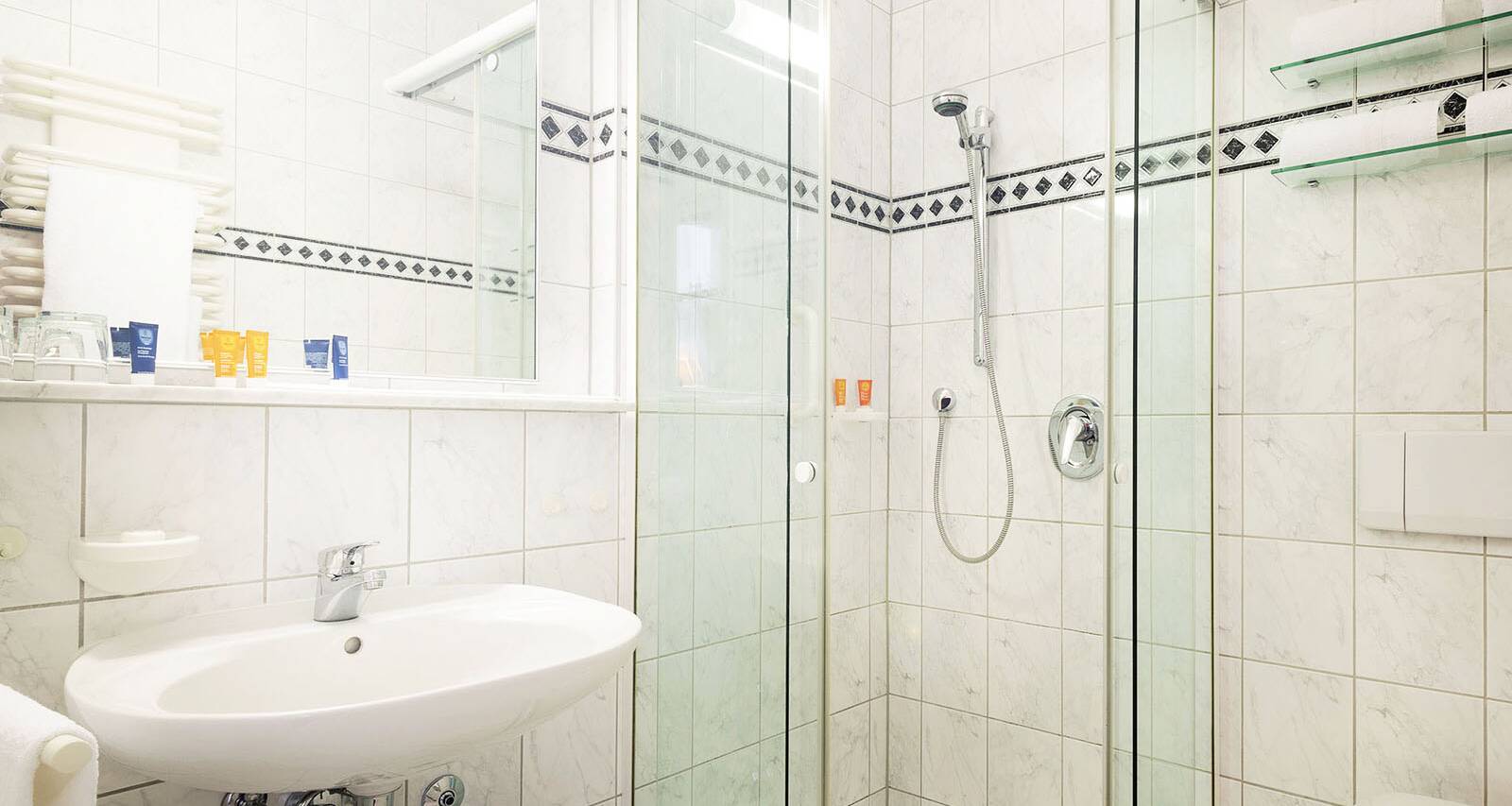 Ihr Badezimmer im Einzelzimmer-Standard des Ayurveda-Hotels Fontana in Bad Kissingen.